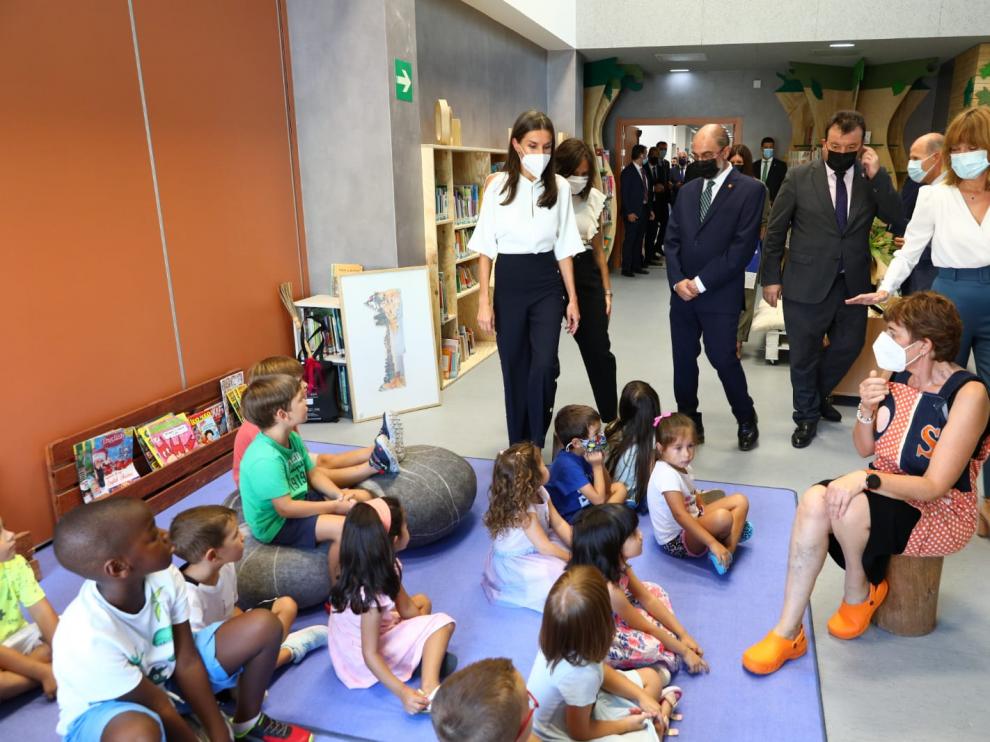La Reina Letizia inaugura el curso escolar en Zuera.