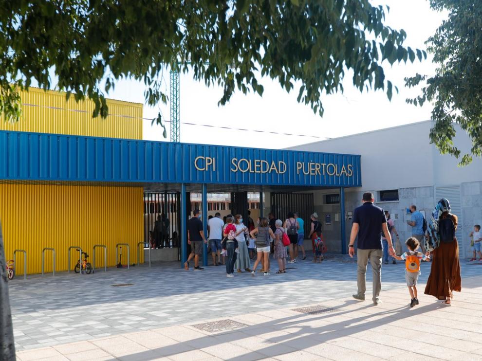 La vuelta al cole, con protesta incluida, en el colegio Soledad Puértolas de Zaragoza.