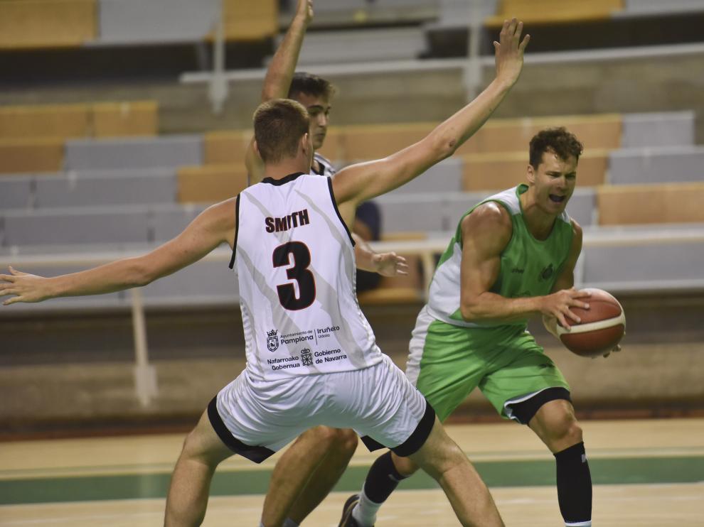 El base Devon Van Oostrum, durante el amistoso jugado en Huesca.