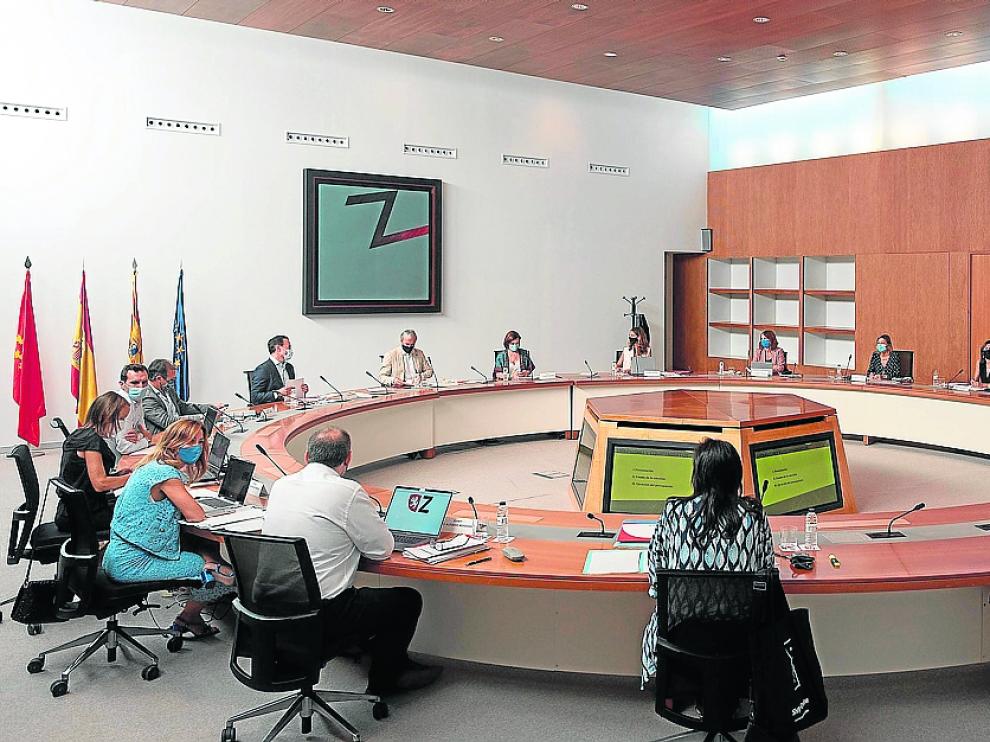 Los 14 miembros del gobierno municipal PP-Cs, con el alcalde Jorge Azcón a la cabeza, tuvieron una jornada de trabajo en el Seminario para preparar el inicio del curso político.