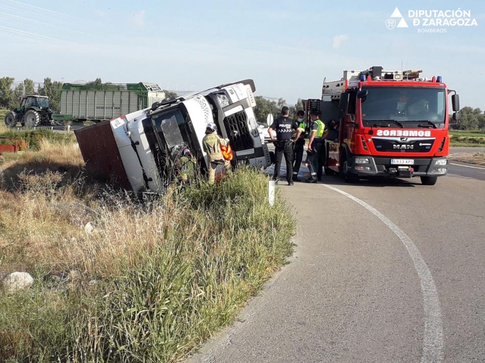 Imagen del camión accidentado este miércoles en Tauste.