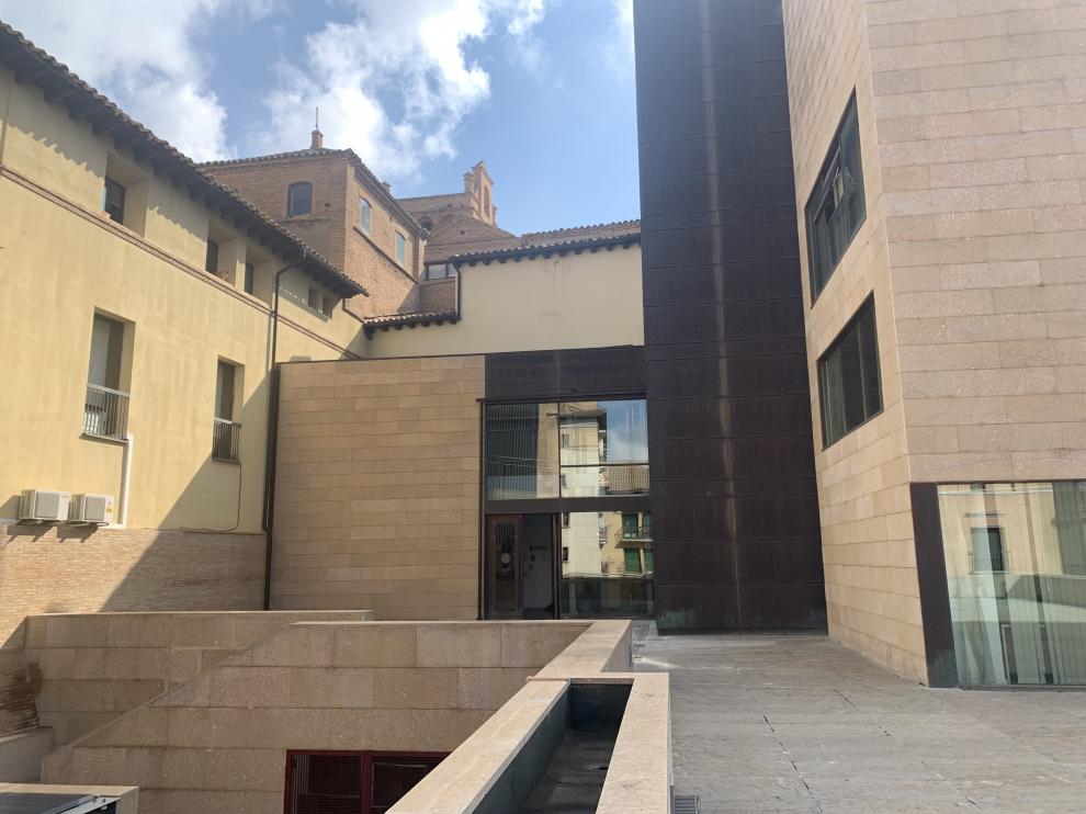 Acceso al Ayuntamiento de Huesca por la parte posterior del edificio.