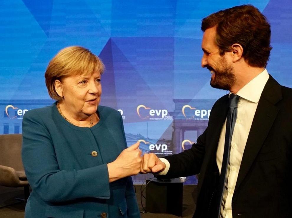 Casado saludando a Merkel