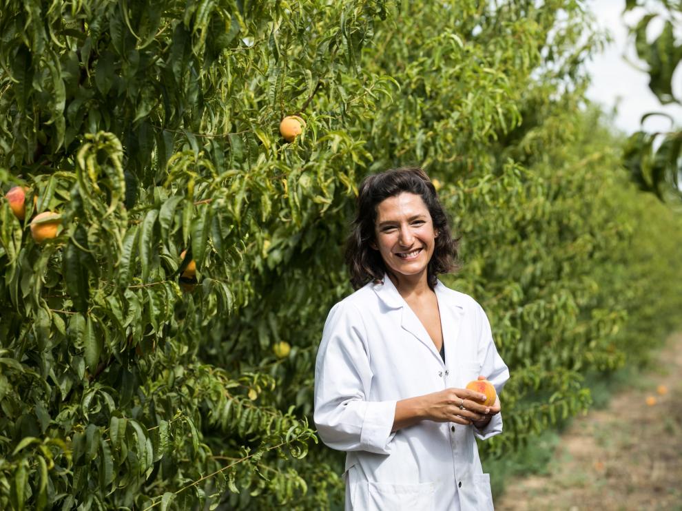Celia Cantín, en la finca de melocotoneros del CITA, en el Aula Dei de Montañana. oliver duch