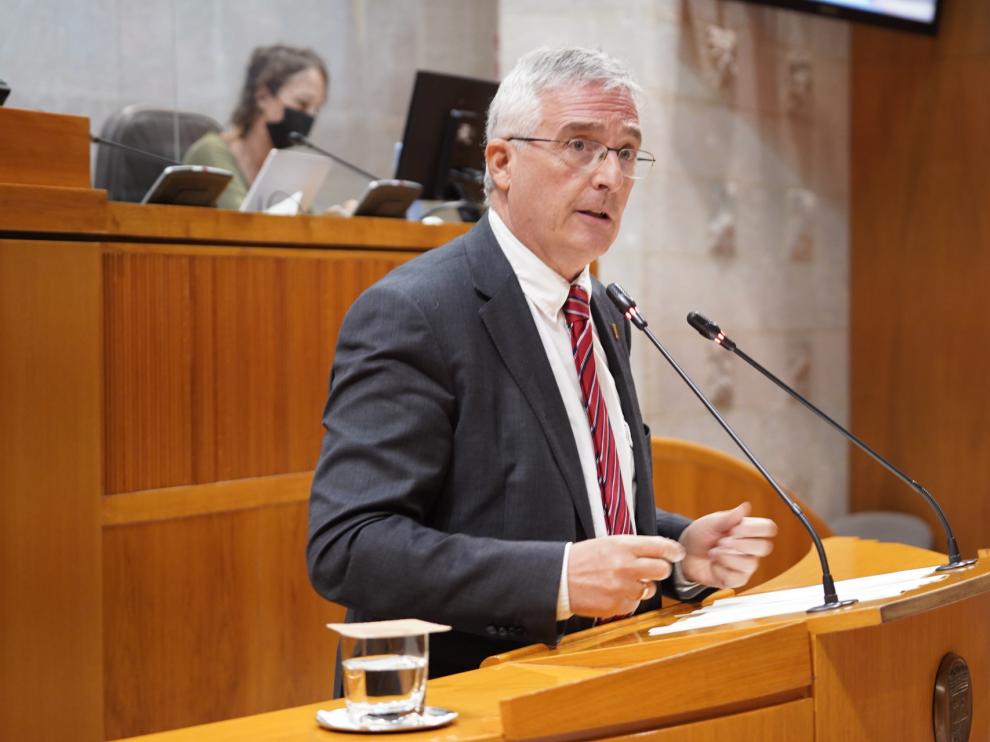 El consejero de Agricultura, Ganadería y Medio Ambiente, Joaquín Olona, en su comparecencia ante el pleno de las Cortes, este jueves.