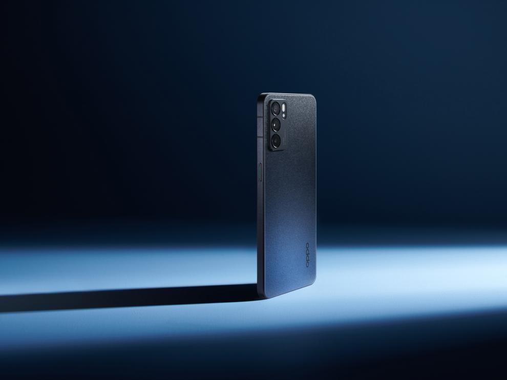 El Reno6 es físicamente muy similar al iPhone 12, pero ni es tan potente, ni tan caro