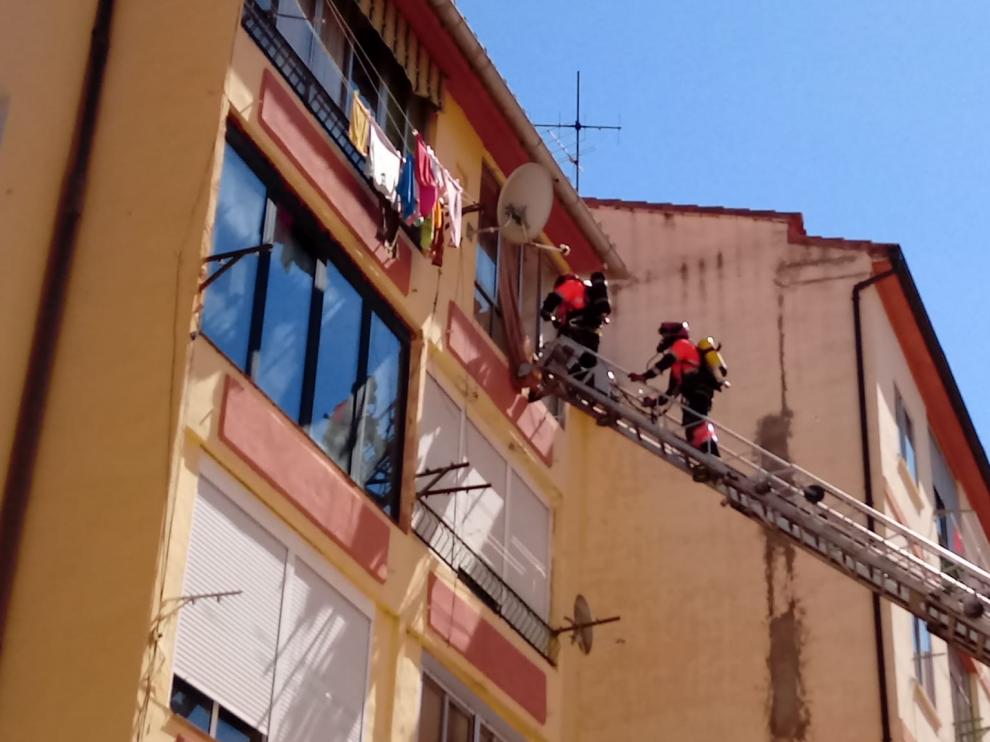 Los bomberos de la DPT acceden a la vivienda del fallecido a través de una ventana.
