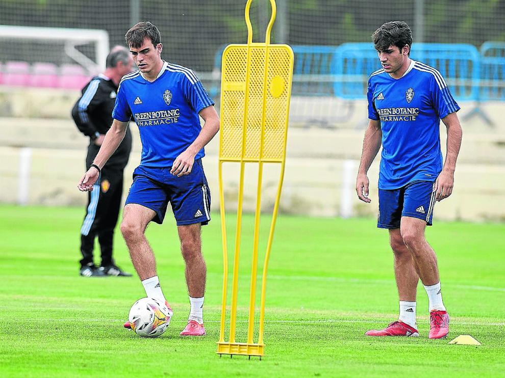 Francho Serrano e Iván Azón, en la sesión de entrenamiento de ayer, tras regresar de la concentración con España.