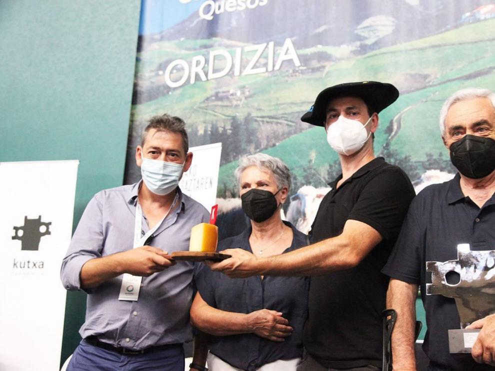 Javier García, director del Hotel El Cisne de Zaragoza, con el ganador del XLVIII Concurso de Queso de Ordizia, Eneko Goiburu.