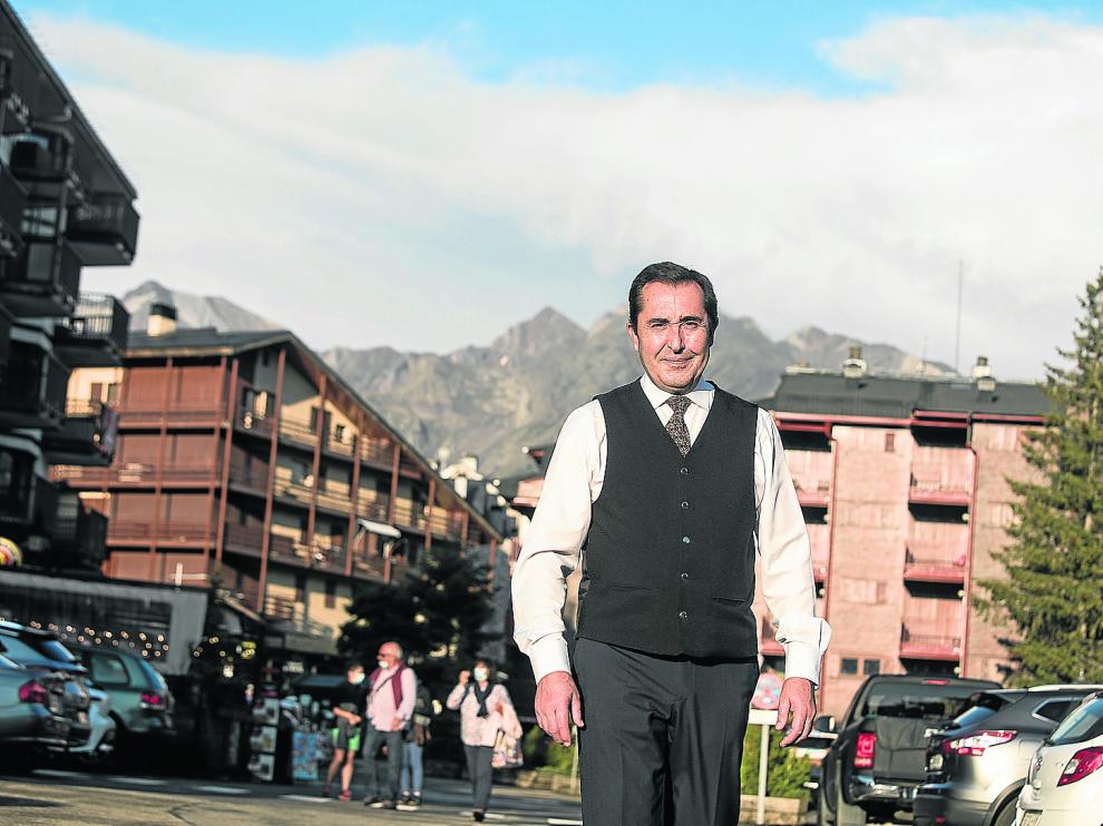 Miguel Brota, junto a la puerta del hotel Nievesol, este verano