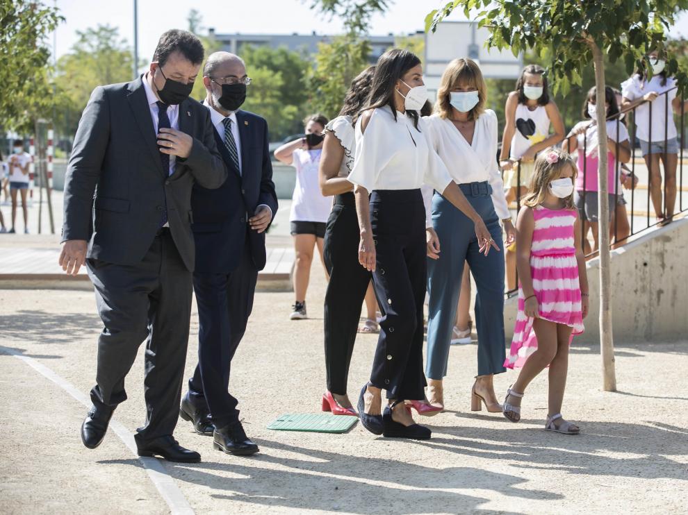 Sofía guía a la reina Letizia en su visita al colegio Odón de Buen de Zuera