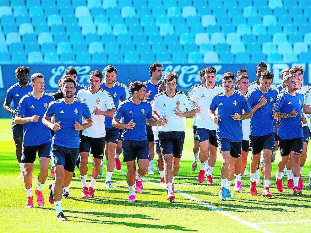 El Real Zaragoza, ejercitándose en La Romareda.