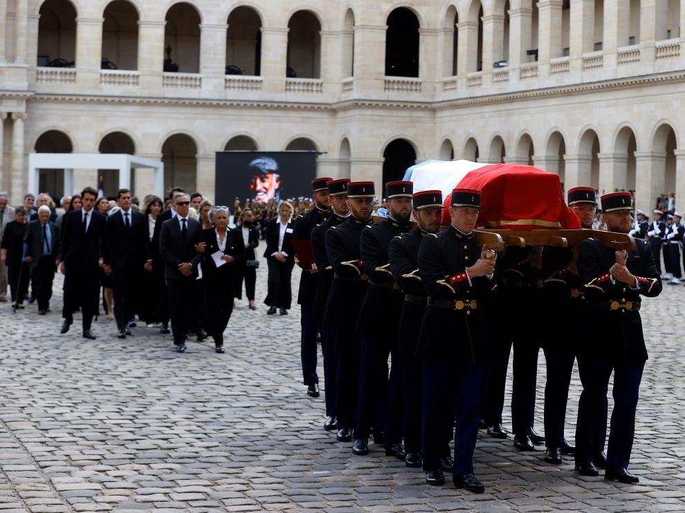 Paris (France), 09/09/2021.- French Republican guards carry the coffin of late French actor Jean-Paul Belmondo during a tribute ceremony at the Hotel des Invalides in Paris, France, 09 September 2021. Belmondo died on 06 September 2021 at the age of 88 years. (Francia) EFE/EPA/IAN LANGSDON / POOL
FRANCE TRIBUTE JEAN PAUL BELMONDO