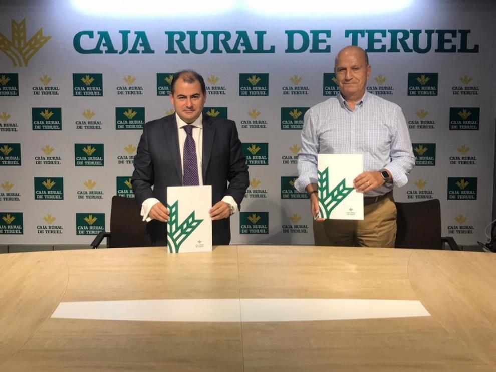 El director general de Caja Rural, David Gutiérrez, a la izquierda, y el presidente del CV Teruel, Carlos Ranera.