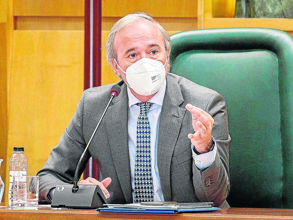 El alcalde, Jorge Azcón, se dirige a la bancada socialista en el pleno celebrado este viernes