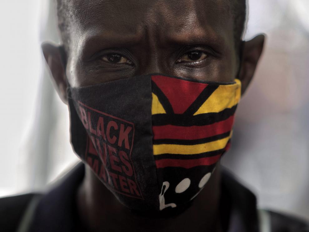 El portavoz del sindicato de manteros y miembros de la Asociación de los Sin Papeles, Serigne Mbaye, participa en una concentración frente al Ministerio del Interior para exigir la reforma del Reglamento de Extranjería.
