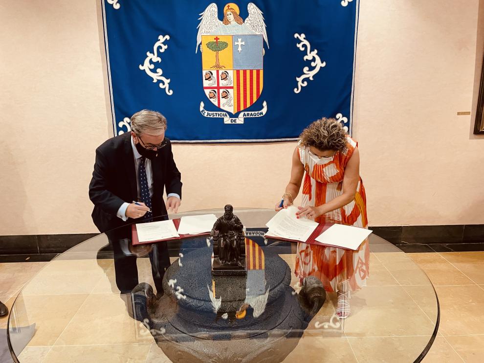 Firma del convencio entre el Justicia de Aragón y la Universidad San Jorge.