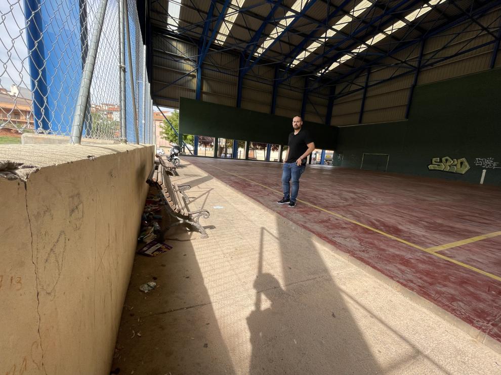 El concejal de Ganar, Nicolás López, en el frontón de San Julián de Teruel.