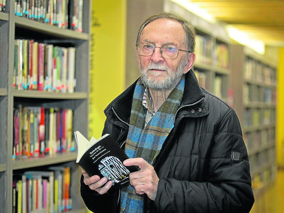 José Verón en 2019, en su querida biblioteca de Calatayud, con su libro 'Satirologio'.