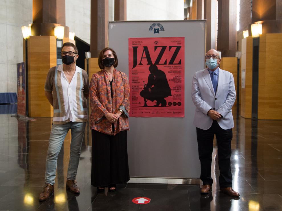 La vicealcaldesa y consejera de Cultura y Proyección Exterior, Sara Fernández, junto con el director del Auditorio de Zaragoza, Miguel Ángel Tapia, y el coorganizador del Festival, Jaime Borobia
