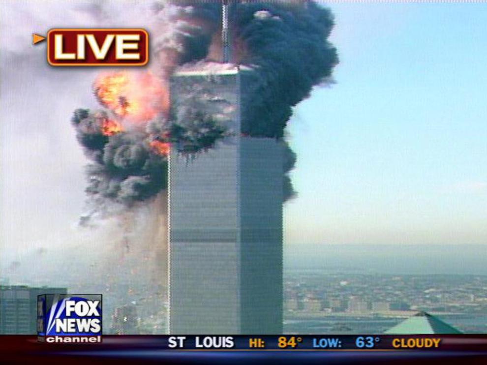 Una imagen de la cadena Fox con el impacto en directo de uno de los aviones contra la segunda torre.