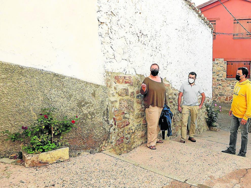 La alcaldesa de Alcalá, Amparo Atienza, y dos ediles, en la calle que no se ha podido reformar al quedar desierta su licitación.