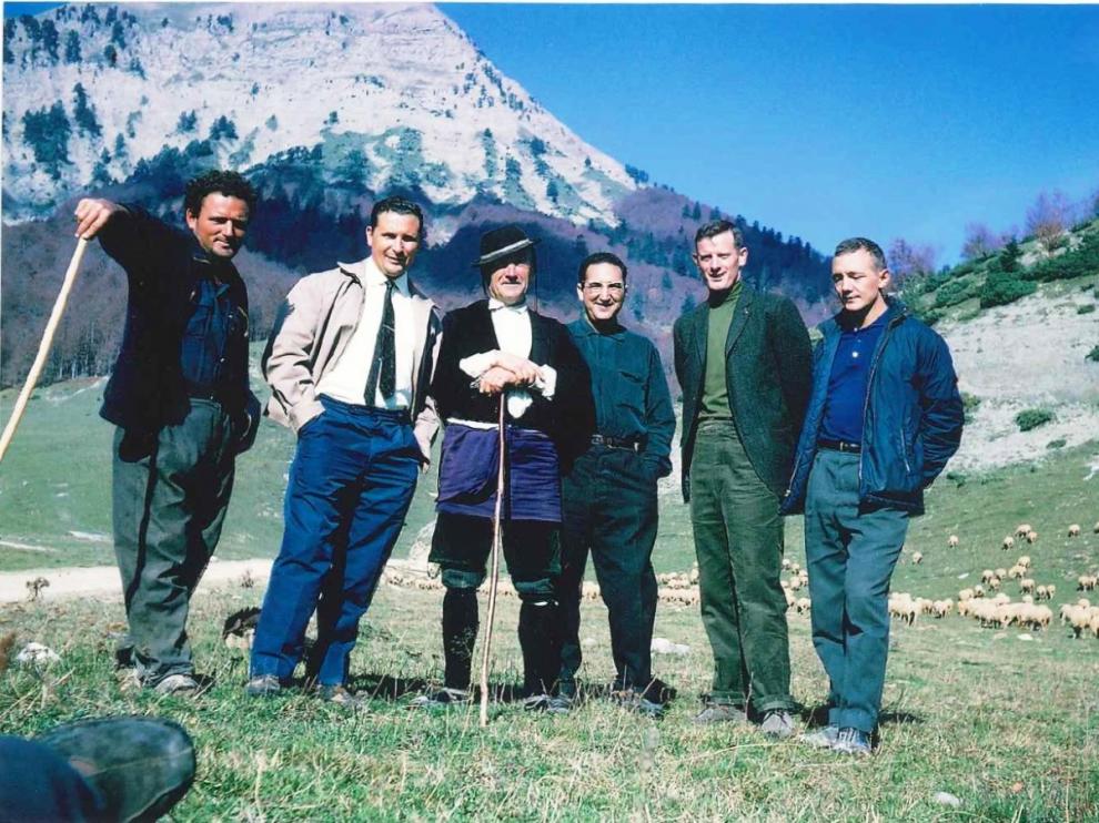 Bowman (segundo por la derecha), aparece junto a un joven Santiago Marraco en los montes de Zuriza en 1962.