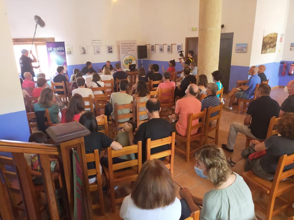 Charla de Víctor del Árbol en el salón de actos de El Patín, al máximo de su aforo.