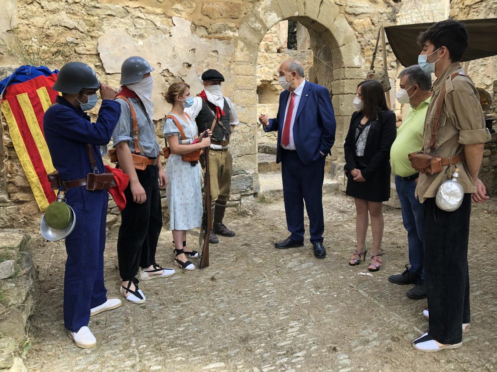 El presidente de la DPT, Manuel Rando; la alcaldesa, Mari Carmen Soler; y el presidente de la Comarca de Gúdar-Javalambre, Ángel Gracia, con un grupo de recreacionistas.
