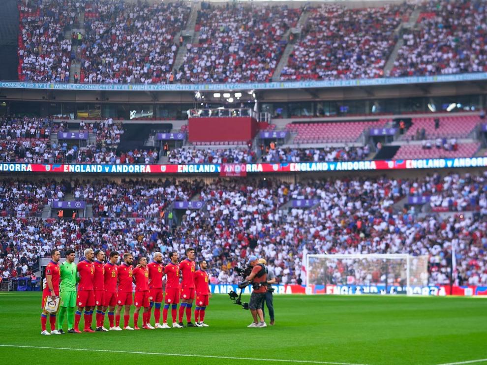 Marcio, el primero por la izquierda, posando el pasado domingo con Andorra en Wembley.