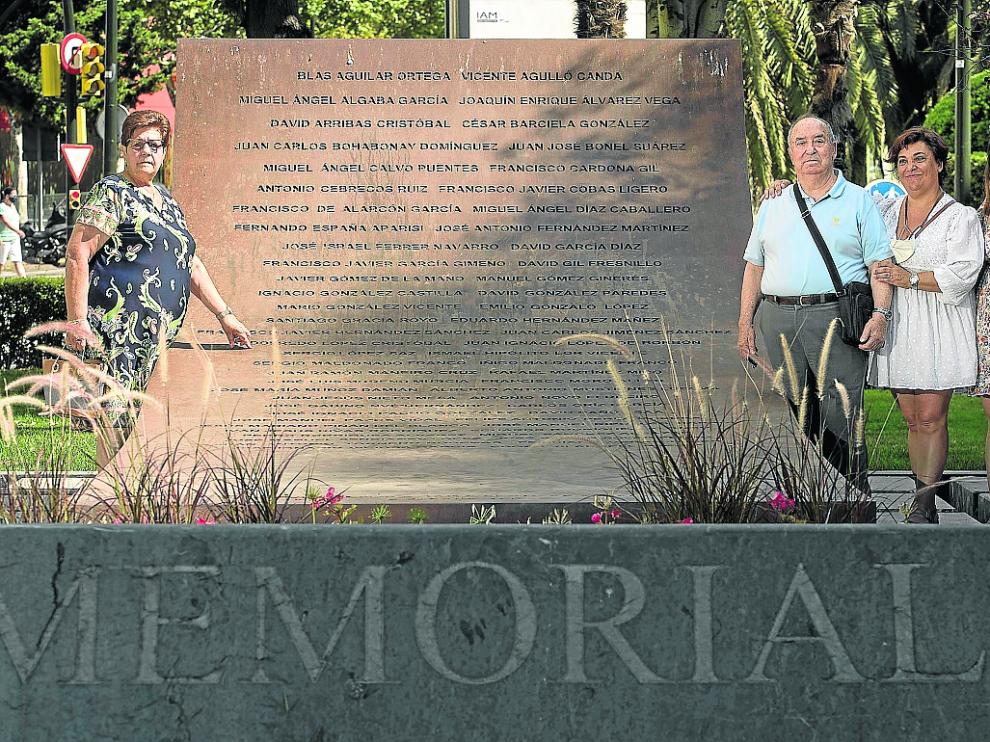 María Sanz (izquierda) y Victoriano Núñez, con su hija María Pilar y nieta María, en el Memorial
