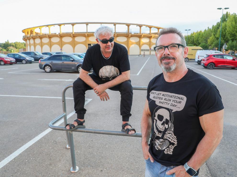 Mariano Gil (derecha) y Nacho Jiménez, Tako, posan ante la plaza donde este domingo darán un concierto antológico.