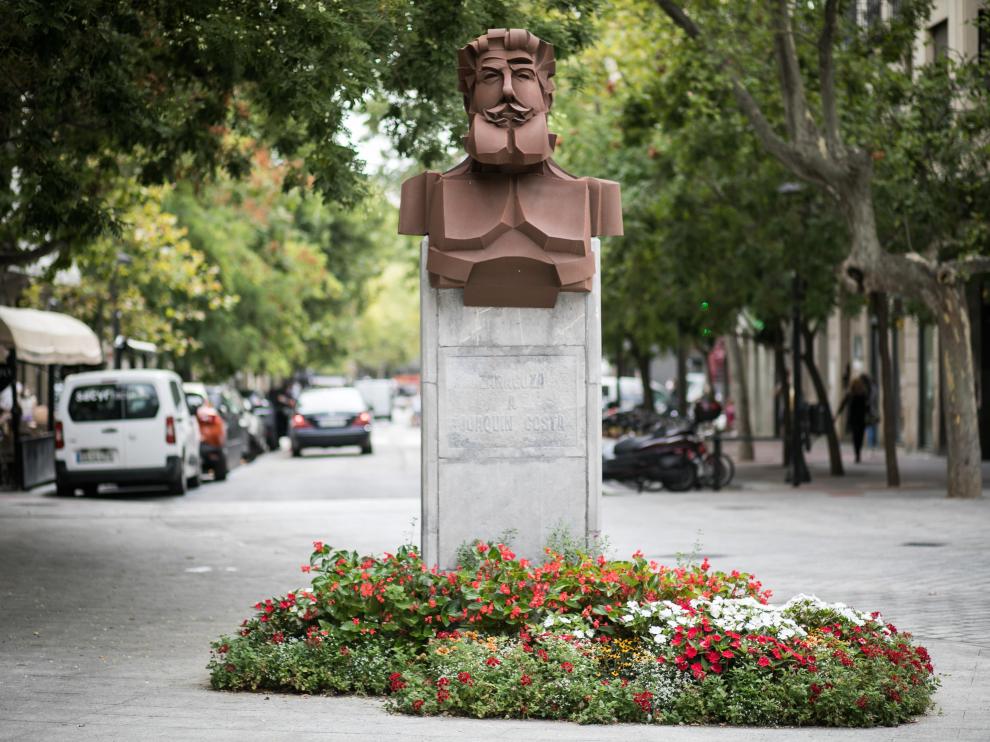 Monumento a Joaquín Costa en la plaza de Santa Engracia de Zaragoza