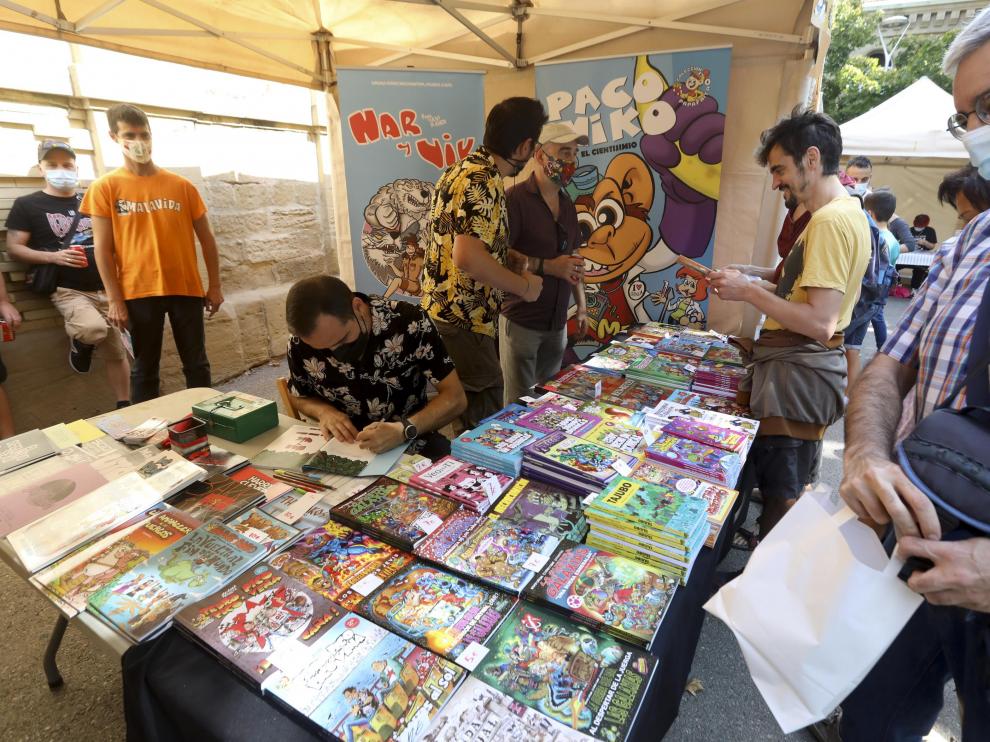 Nueve expositores ofrecen sus productos al público en el exterior del Centro Cultural Manuel Benito Moliner.