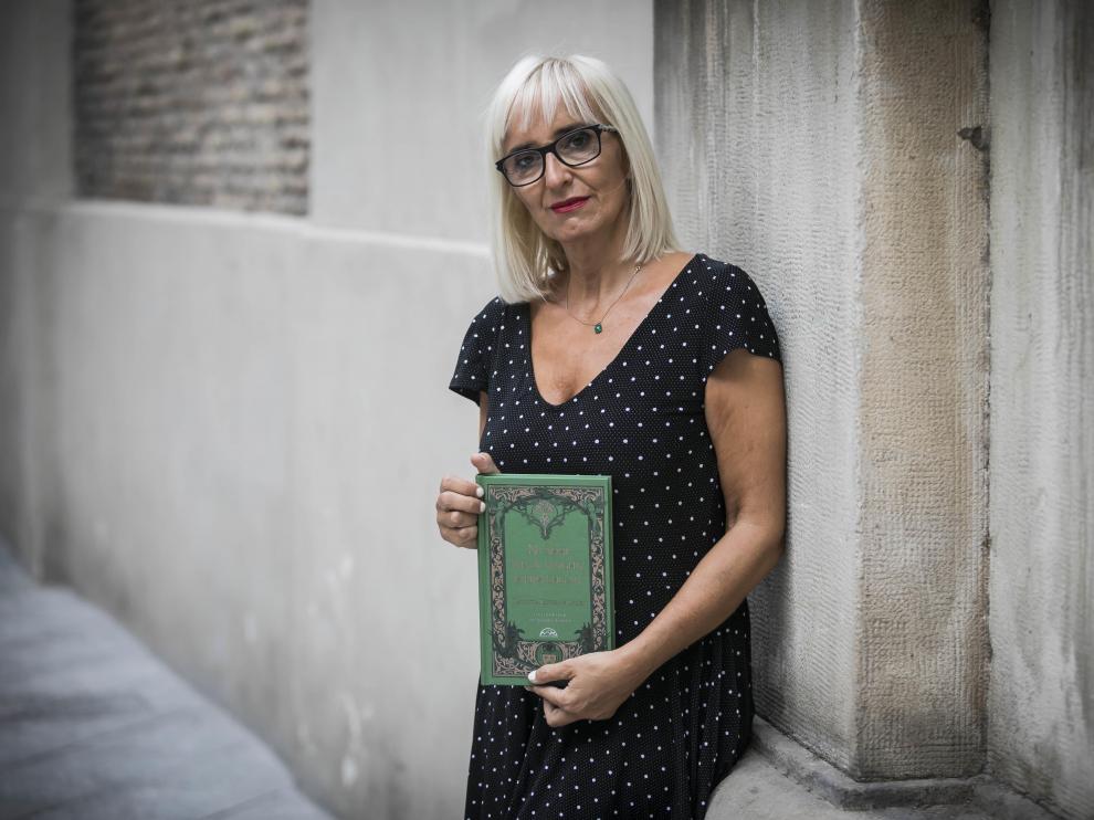 Patricia Esteban Erlés, aficionada al mal y a la oscuridad, con su libro.
