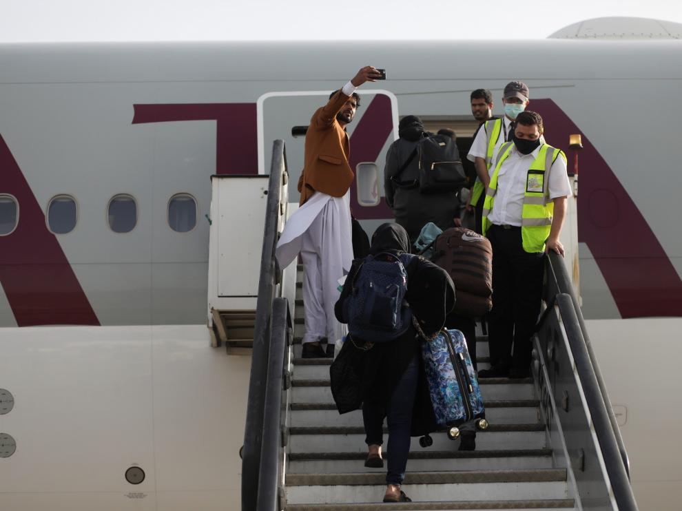 Primer vuelo comercial en el aeropuerto de Kabul.