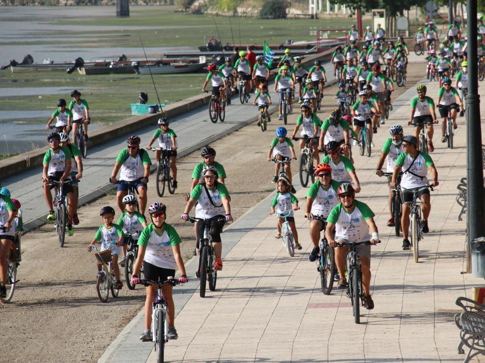 Algunos de los participantes ayer en el Día de la Bicicleta en Mequinenza