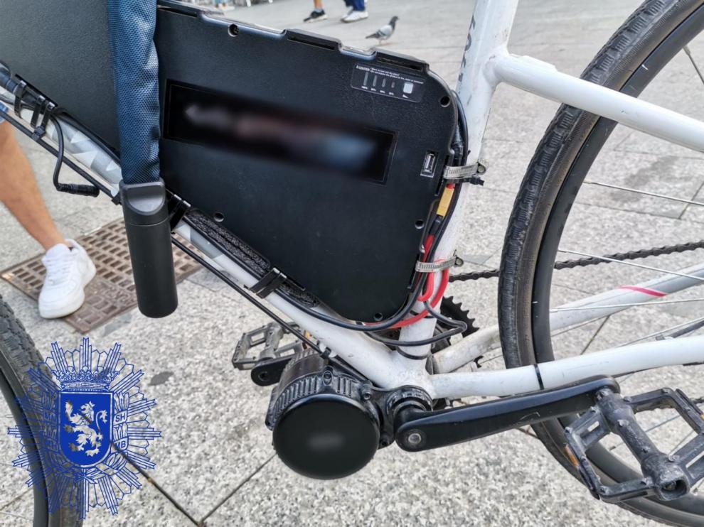Bicicleta con un motor incorporado al pedalier similar a un ciclomotor.