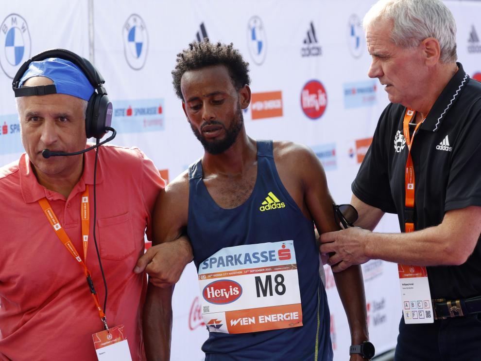 Derara Hurisa, agotado, es ayudado tras acabar el maratón de Viena, del que fue después descalificado.