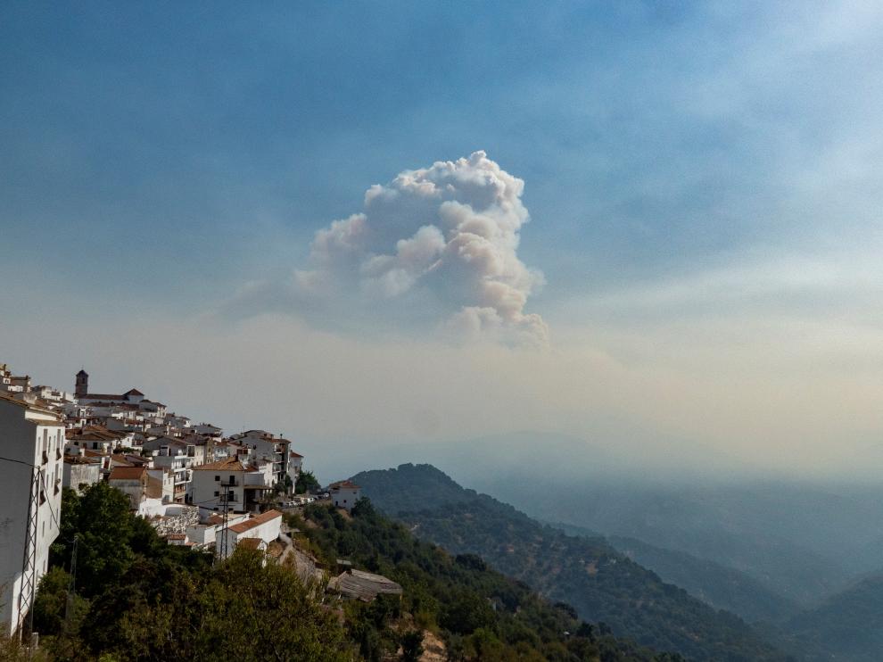 Desalojan el pueblo de Genalguacil (Málaga) por incendio de Sierra Bermeja