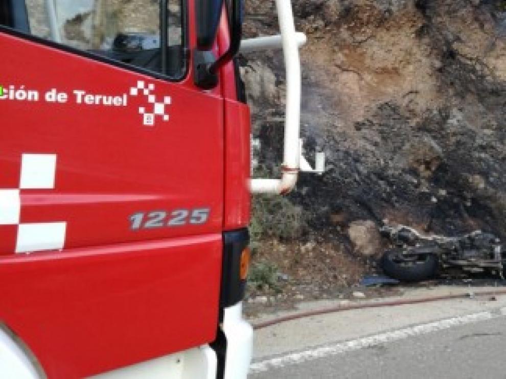 Estado en el que quedó la motocicleta tras el accidente, completamente calcinada.