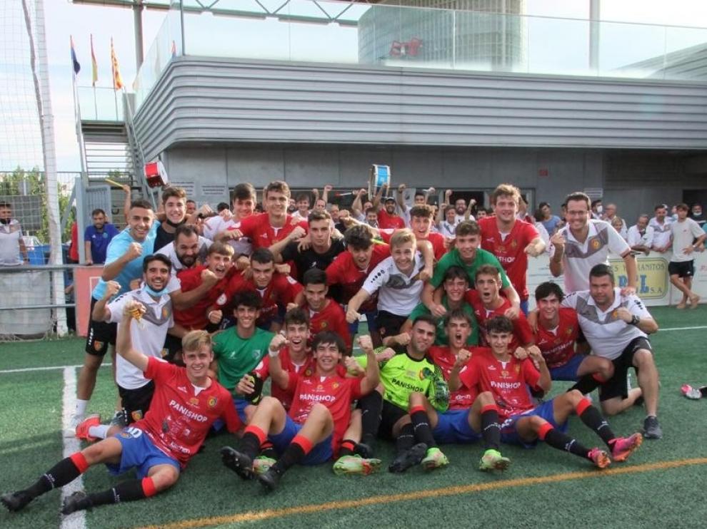 El Montecarlo celebra la victoria en la vuelta del fútbol de máxima categoría juvenil al José Luis Violeta.