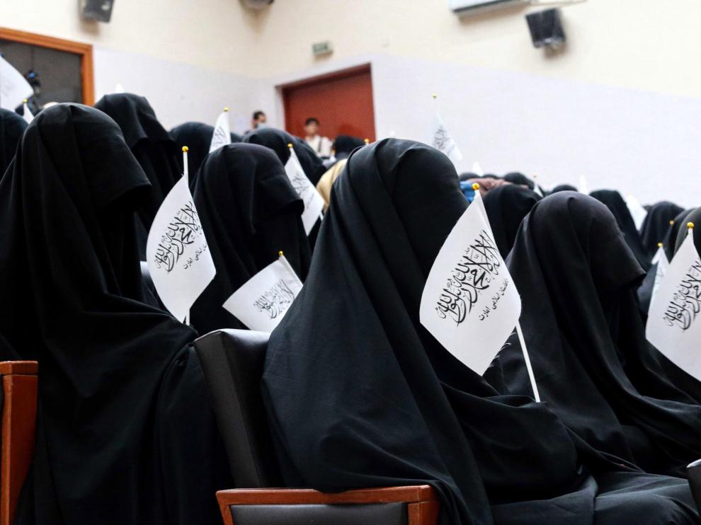 Mujeres pro-talibán escuchan una arenga en un aula de la univesidad antes de una manifestación.