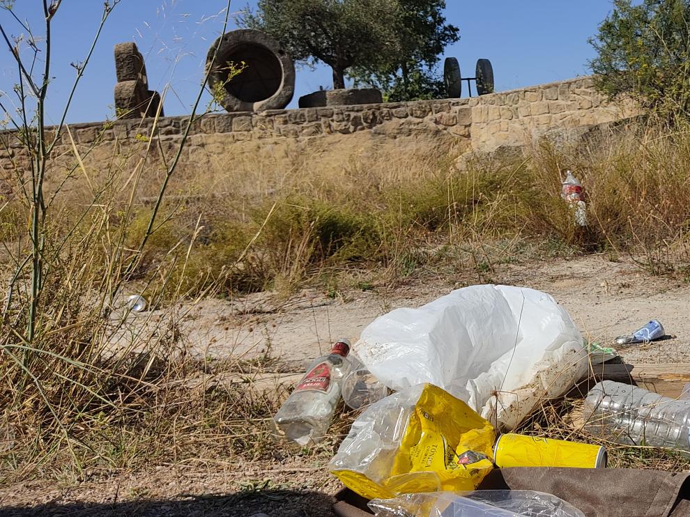 Basura acumulada en el Cabezo del Cuervo de Alcañiz, tras un botellón multitudinario.
