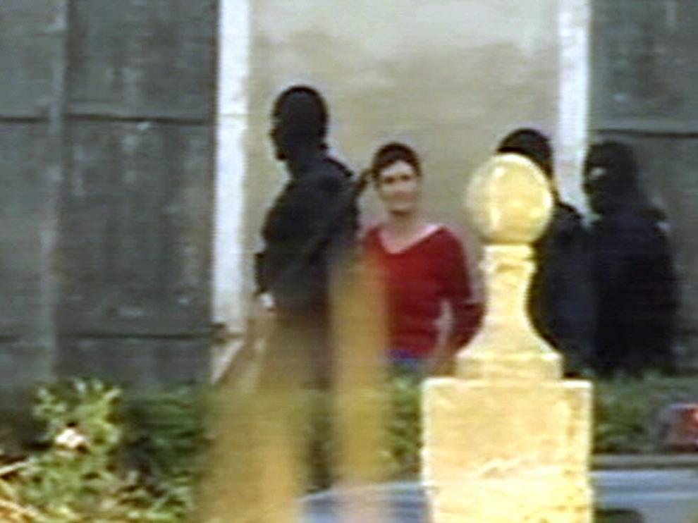 Policías franceses escoltan a María Soledad Iparraguirre en 2004 en el caserio en el que fue detenida en la localidad francesa de Salis-de-Béarn