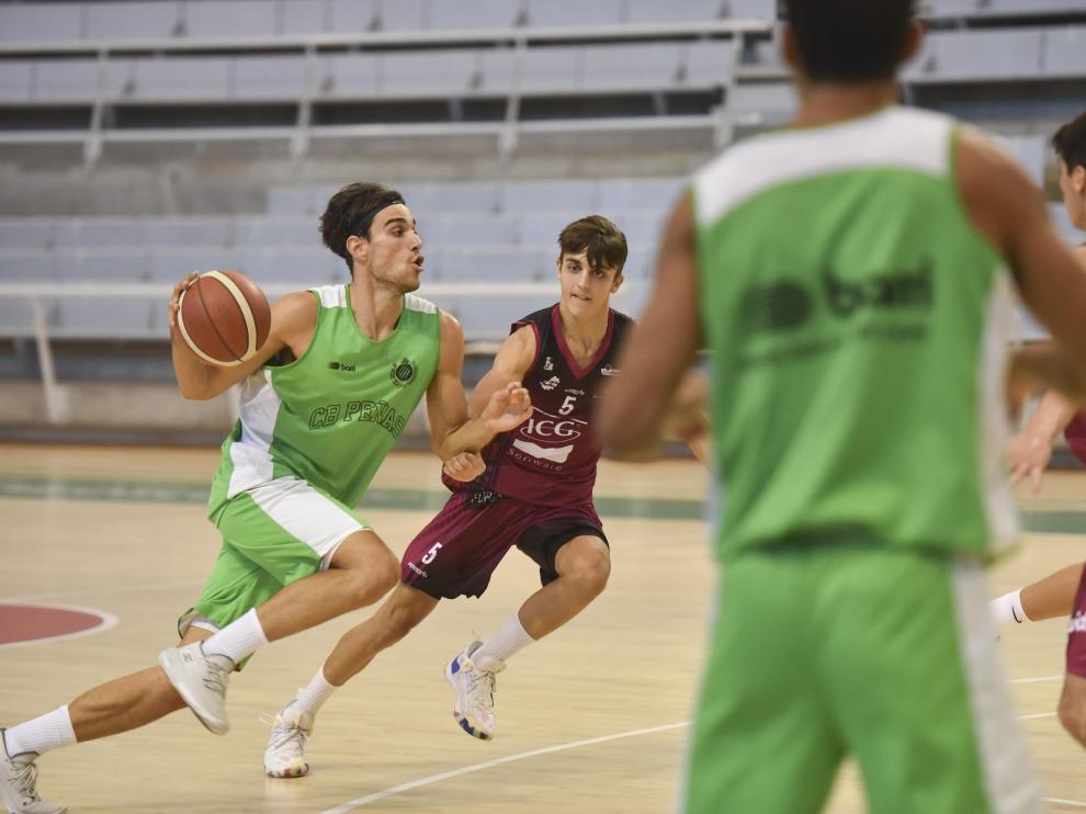 Rafa Casanova, alero a prueba en el Levitec, penetra hacia la zona.