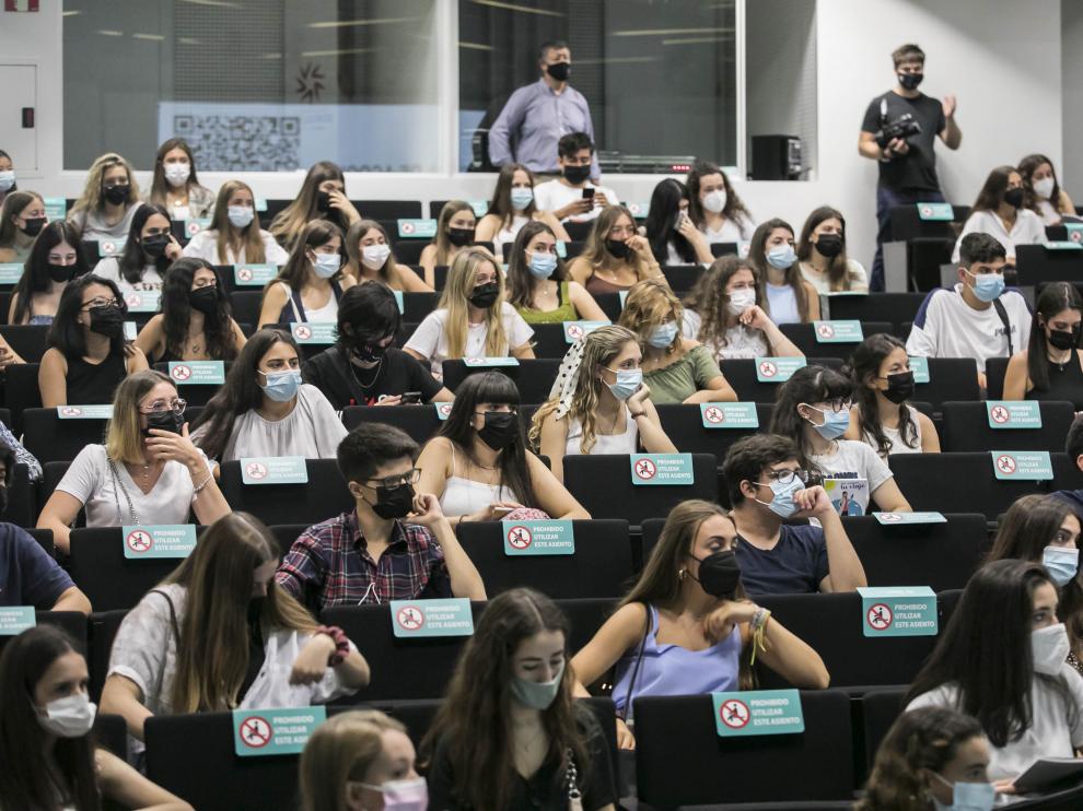 Alumnos de varias titulaciones sanitarias, en la presentación del inicio del curso de la USJ.