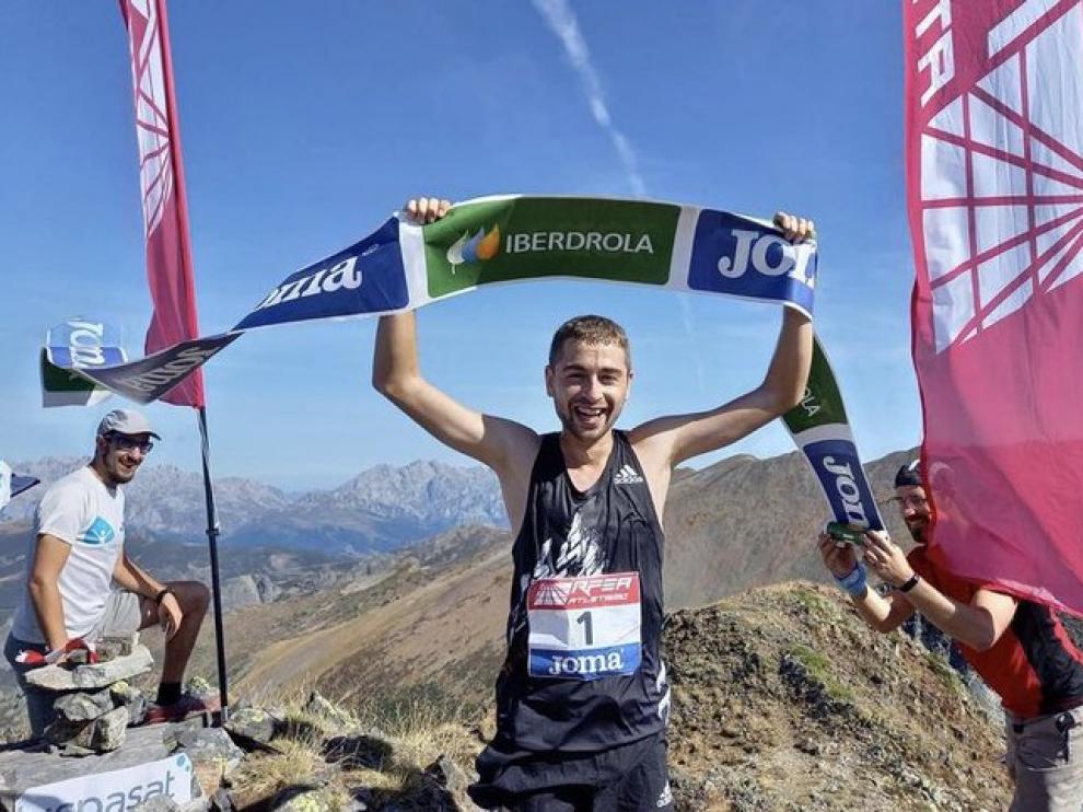 Daniel Osanz entra victorioso en la meta del Pico Las Lomas