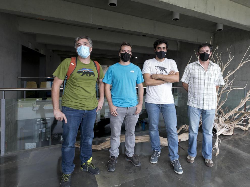 De izquierda a derecha, los investigadores del IPE Juan Ignacio López Moreno, Esteban Alonso y Jesús Revuelto, y el representante de Aramón Jesús Ortízs Oretiz