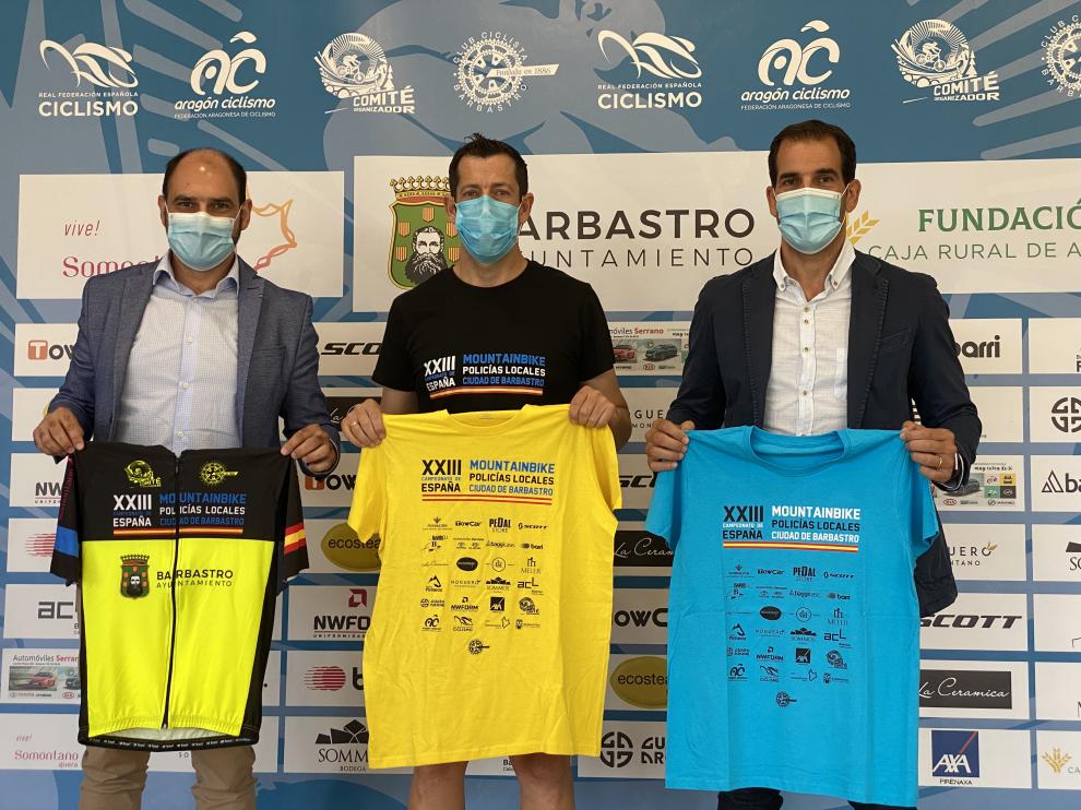 El alcalde de Barbastro, el presidente del club y el presidente de la Comarca